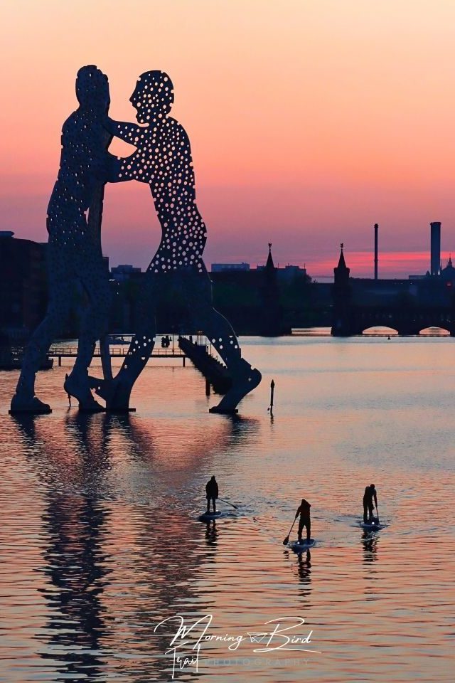 Sun set to the Elsen Bridge with the Molecule man and Oberbaum Bridge